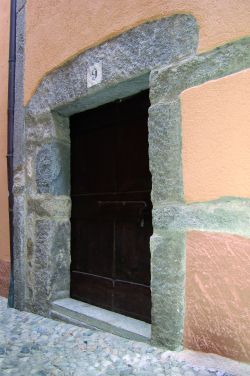 Un portale a Cannobio
